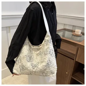 Détail du sac cabas en toile à papillons en dentelle avec motif jacquard bleu