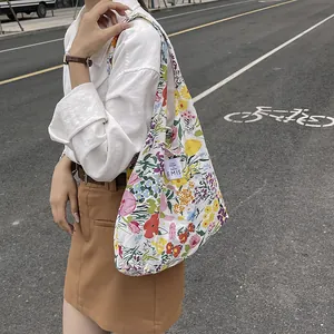Sac cabas en toile à fleurs avec motifs roses et bandoulière pour plage et shopping