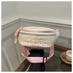 Dettaglio del marsupio in pelle PU rosa con ricamo e tracolla in nylon regolabile