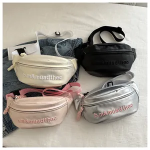 Dettaglio di eleganti marsupi in beige, nero, rosa e argento con ricamo decorativo