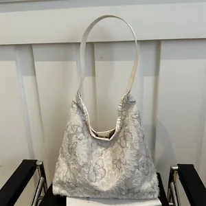 Sac fourre-tout beige minimaliste avec broderie papillon 3D et bandoulière confortable