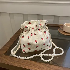 Sac Seau en Velours Côtelé Imprimé Fraise Mignon Avec Bandoulière en Künstliche Perles d'Imitation Cordon Sac à Main Femme Tendance