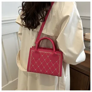 Vue arrière du mannequin avec sac à main magenta et broderie coeur dorée