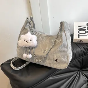 Borsa tote hobo grigia testurizzata con catena argento e ciondolo in peluche morbido