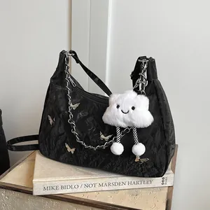 Grande borsa tote nera plissettata con tracolla a catena e ciondolo a forma di nuvola