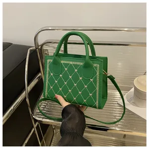 Détails du sac à main en similicuir vert avec broderie matelassée en forme de cœur