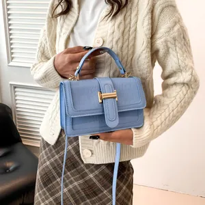Borsa quadrata vintage azzurra con stampa coccodrillo, fibbia d'oro e manico
