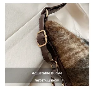Détail de la boucle en métal réglable et de la bandoulière en cuir du sac en peluche