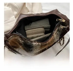 Vue de dessus montrant la grande capacité du sac café avec détails en peluche