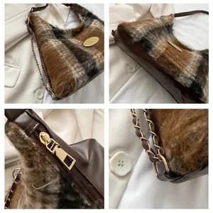 Détails du sac à main en fausse fourrure à carreaux avec chaîne dorée et base cuir
