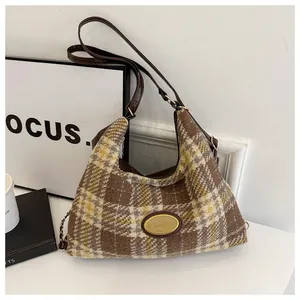 Détails du sac bandoulière en tweed à carreaux avec sangles marron et boucle dorée