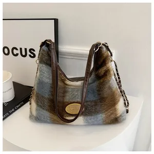 Détail du sac sous l'aisselle à damier pelucheux avec bandoulière et chaîne dorée