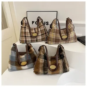 Vue détaillée de quatre sacs à carreaux en laine et fausse fourrure avec chaînes dorées