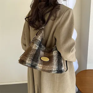 Sac hobo en mohair à carreaux marron avec chaîne métallique pour femme
