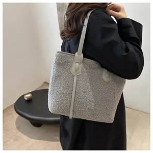 Détail du sac cabas en peluche grise douce avec anses en cuir pour le style d'hiver