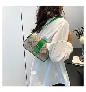 Detailansicht der Retro-Segeltuchtasche mit grünem Lederbesatz und Goldmetallschnalle