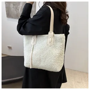 Détail du sac fourre-tout en fausse fourrure blanche avec bandoulière en cuir beige