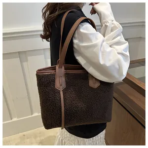Détail du sac fourre-tout en peluche marron foncé avec polaire douce et anses en cuir