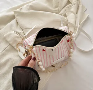 Borsa a bauletto a righe rosa con spazio interno per telefono e portafoglio e perle
