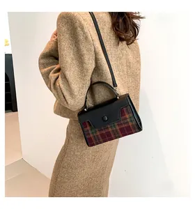 Détail d'un sac à bandoulière vintage à carreaux pour femme avec finitions en cuir noir