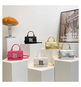 Detail bunter Mini-Quadrat-Taschen mit Krokoprägung, gotischem M-Logo und Tragegriff