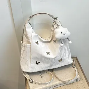 Sac à bandoulière blanc papillon avec texture plissée et charm nuage en peluche