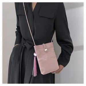 Mini sac bandoulière rose avec fermoir perle et élégants longs pompons en soie