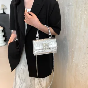 Silberne Handtasche mit Krokodilprägung, Metall-Logo und Schultergurt für Damen
