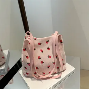Grand sac cabas en velours côtelé rose avec imprimé fraise et fines bandoulières
