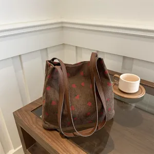 Sac cabas en velours côtelé marron avec imprimé fraises et anses en similicuir
