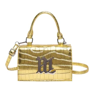 Goldene Mini-Quadrat-Tasche mit Krokodilmuster, M-Logo und oberem Tragegriff