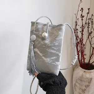 Mini Sac Bandoulière pour Téléphone Femme Avec Boucle Künstliche Perle Texture Plissée Gland en Satin Petit Sac à Main