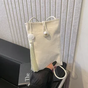 Mini sac bandoulière crème chic avec texture plissée, fermoir perle et gland floral