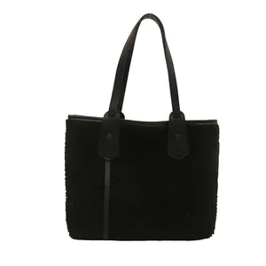 Grand sac cabas noir en sherpa pour femme avec lanières en similicuir et design minimaliste