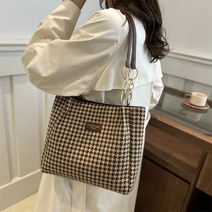 Grand sac à bandoulière motif pied-de-poule avec détails en cuir pour femme élégante