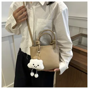 Borsa a secchiello kaki in pelle martellata con manico a nodo e ciondolo a nuvola