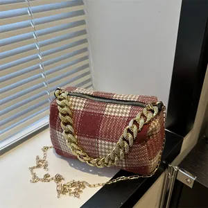 Sac Polochon Rétro à Carreaux pour Femmes Grande Capacité Sac en Bandoulière en Toile Sac à Épaule avec Sangle Chaîne en Métal