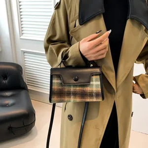 Sac à bandoulière rétro à carreaux avec rabat en cuir noir et boucle ronde pour femmes