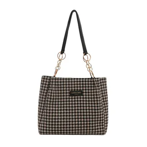Sac fourre-tout à motif pied-de-poule avec bandoulières noires et chaîne dorée élégante
