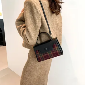 Sac bandoulière rétro à carreaux avec rabat en cuir noir et sangle réglable femme