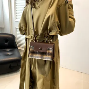 Sac à bandoulière en tweed vintage avec finitions en cuir marron et sangle fine