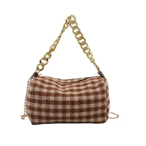 Sac polochon minimaliste motif pied-de-poule marron avec bandoulière chaîne dorée