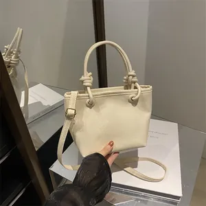 Borsa a Secchiello in Pelle PU con Grana di Litchi per Donna con Manico a Nodo e Ciondolo Nuvola di Peluche Borsa a Tracolla