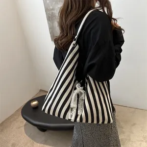 Minimalistische schwarz-weiß gestreifte Canvas-Einkaufstasche mit eleganter Spitzenschleife