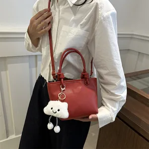 Secchiello rosso alla moda in pelle da donna con ciondolo a nuvola e manici