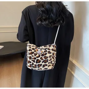 Dettaglio borsa a spalla in peluche leopardato con patch orsetto e tracolla bianca