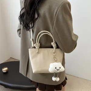 Secchiello chic in pelle bianco crema con manico a nodo e ciondolo a nuvola soffice