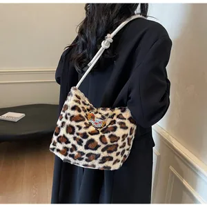 Dettaglio borsa peluche leopardata con ricamo orsetto e tracolla in corda bianca