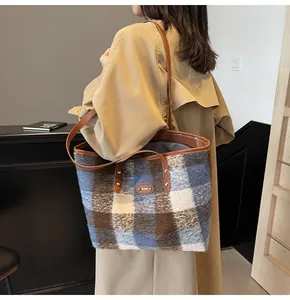 Gros plan détaillé d'un sac cabas à carreaux rétro avec lanières en cuir marron