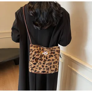 Dettaglio della borsa a secchiello in peluche leopardata con tracolla marrone